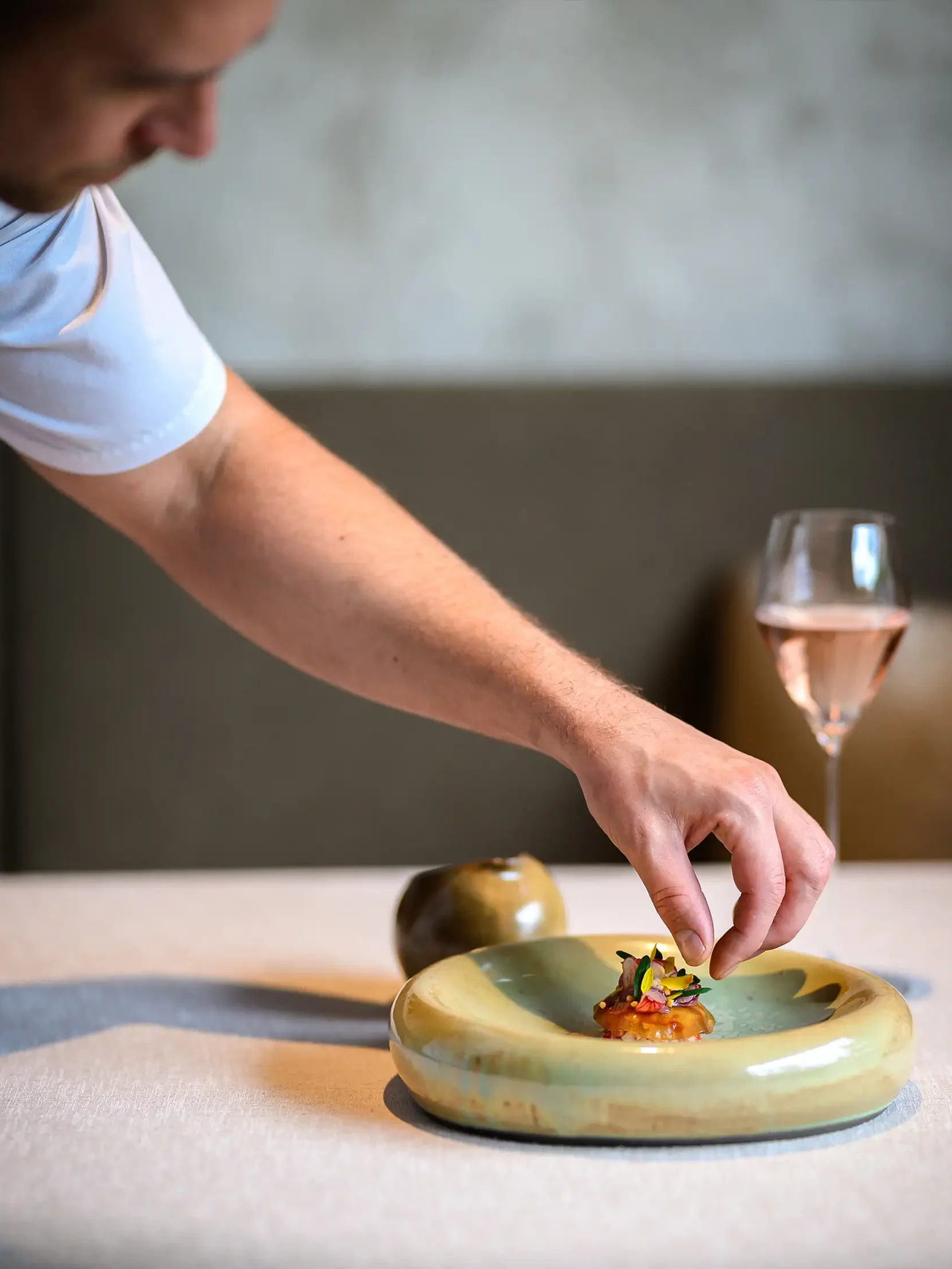 Koch richtet ein Gourmetgericht im Aurea Fine Dining an