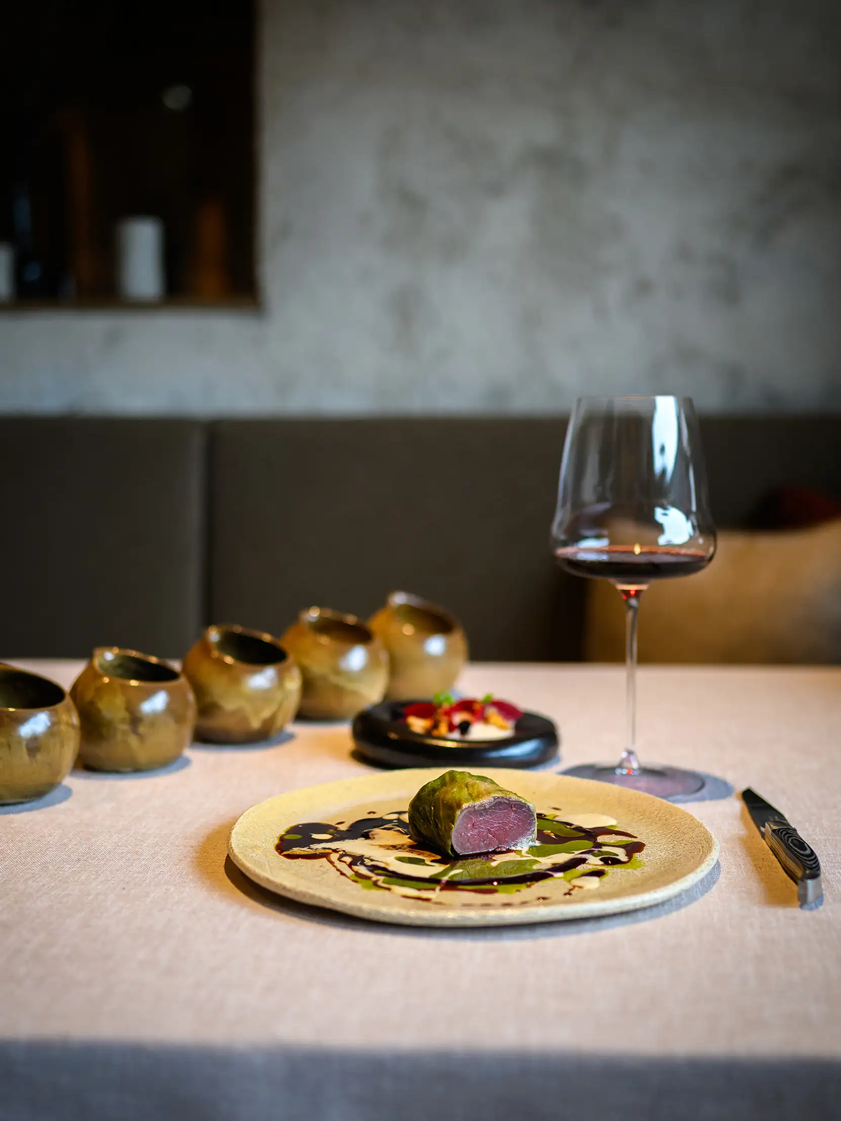 Gourmetgericht mit Rotwein auf weißer Tischdecke
