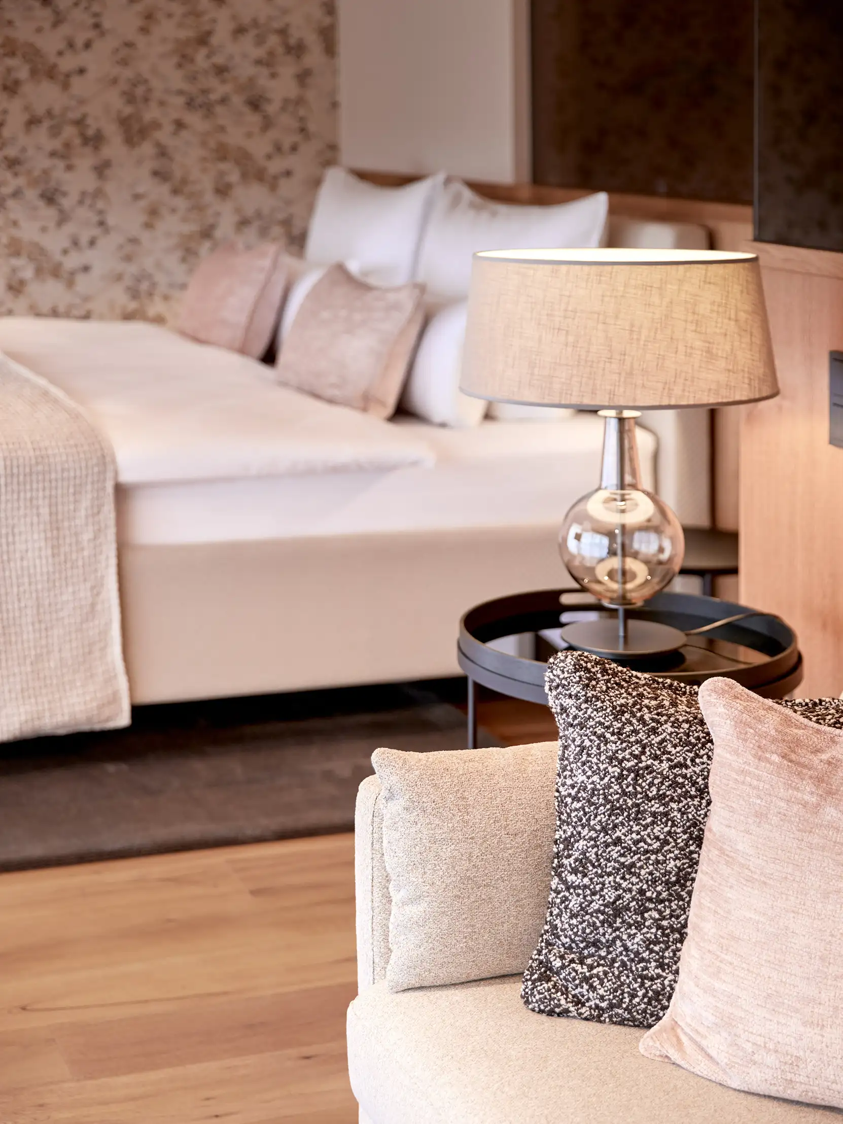 Elegantes Hotelzimmer mit Bett und stilvoller Lampe