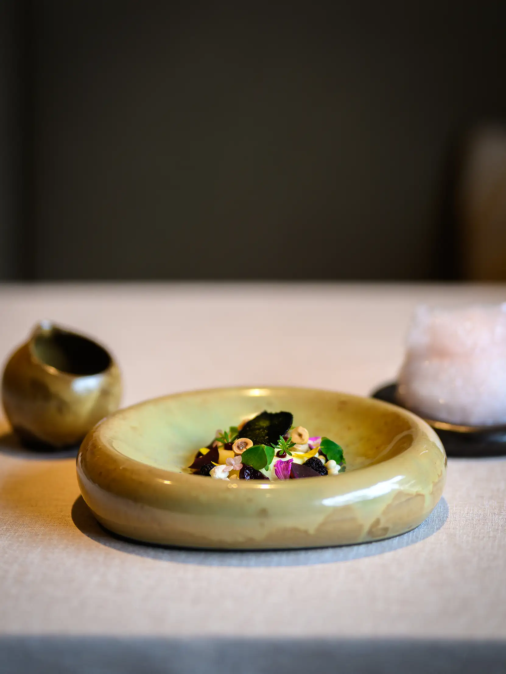 Elegantes Gourmetgericht auf Keramikteller